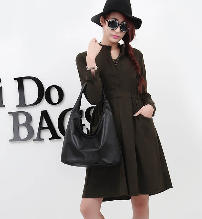 Model carrying Simple Black Shoulder Bag