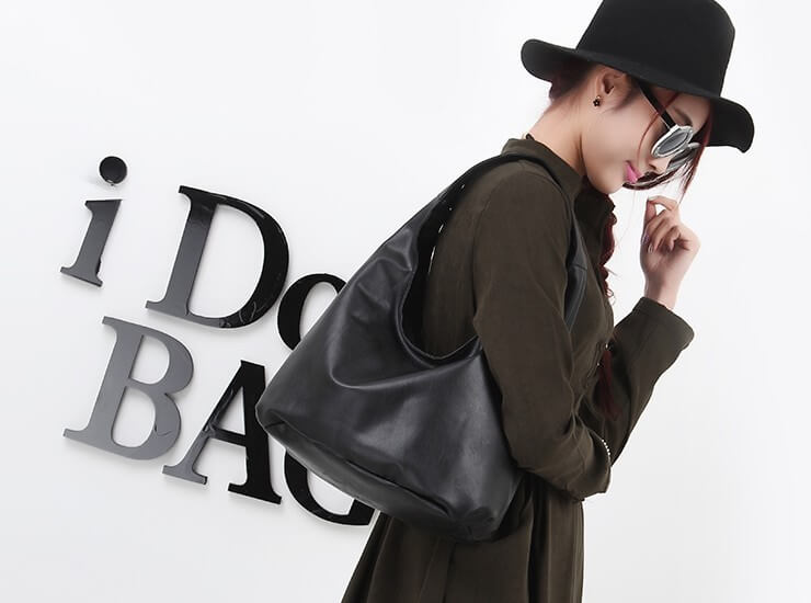 Model carrying Simple Black Shoulder Bag