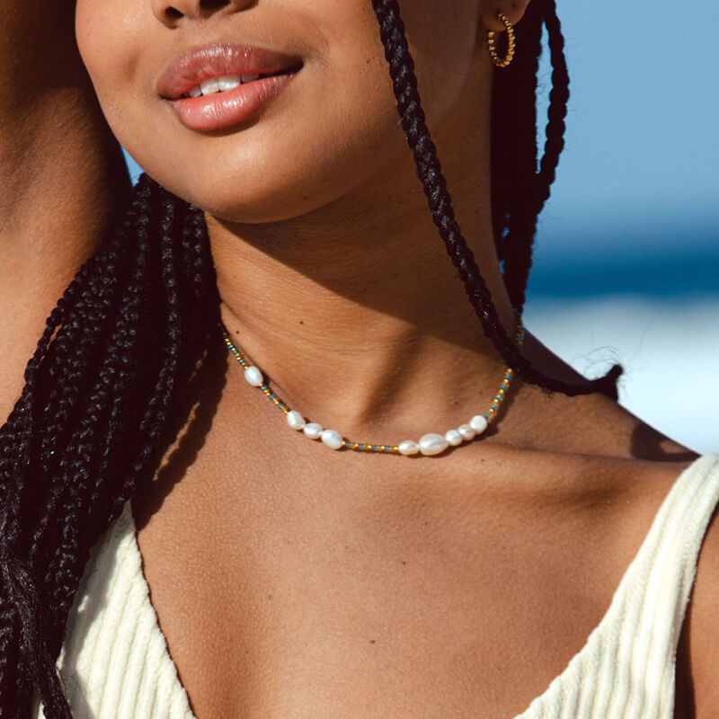 Model wearing Freshwater pearls necklace