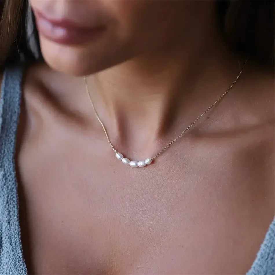 Model wearing a Freshwater pearls chain necklace gold